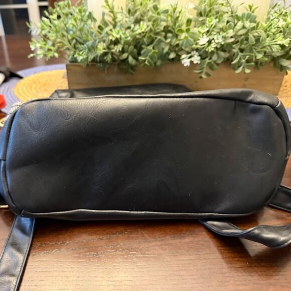 Faux Leather backpack black with removeable guitar strap & grab handle - Picture 13 of 13